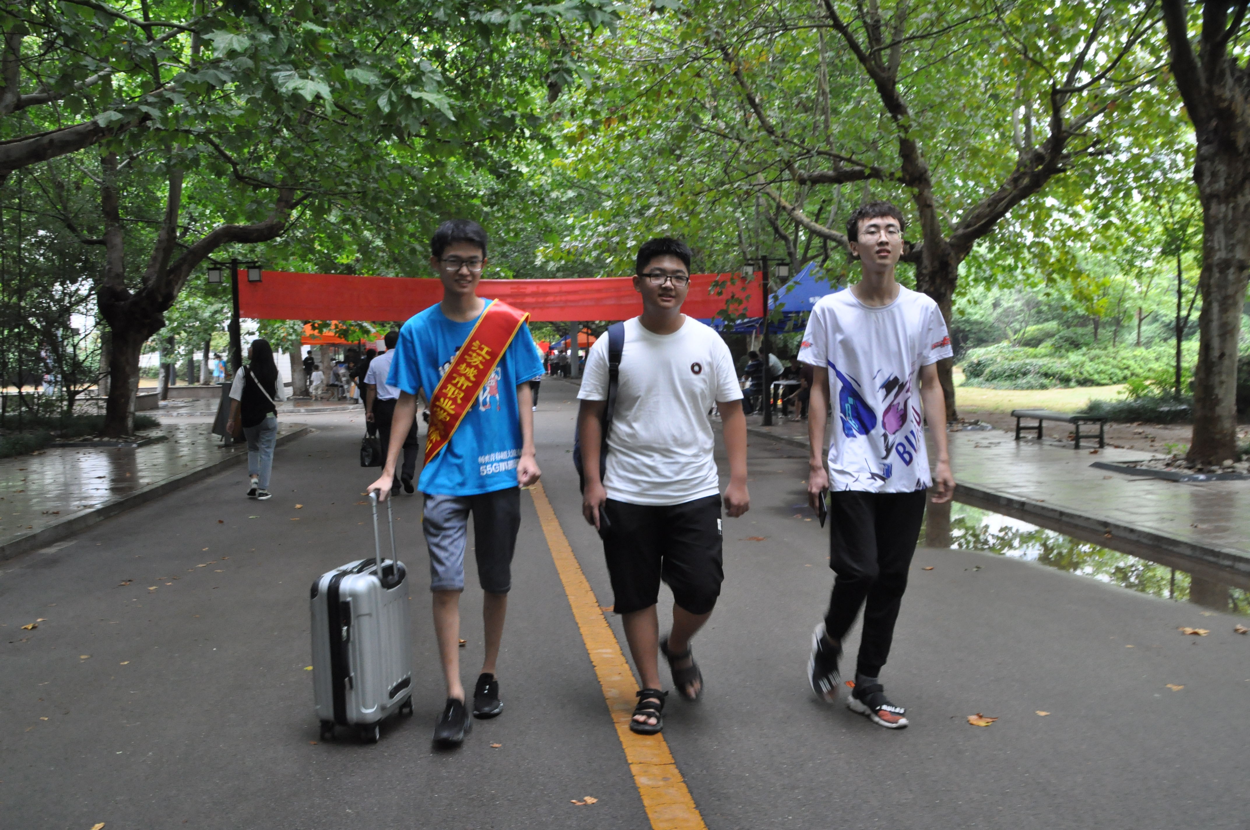 日出水了啊快点使劲动态图