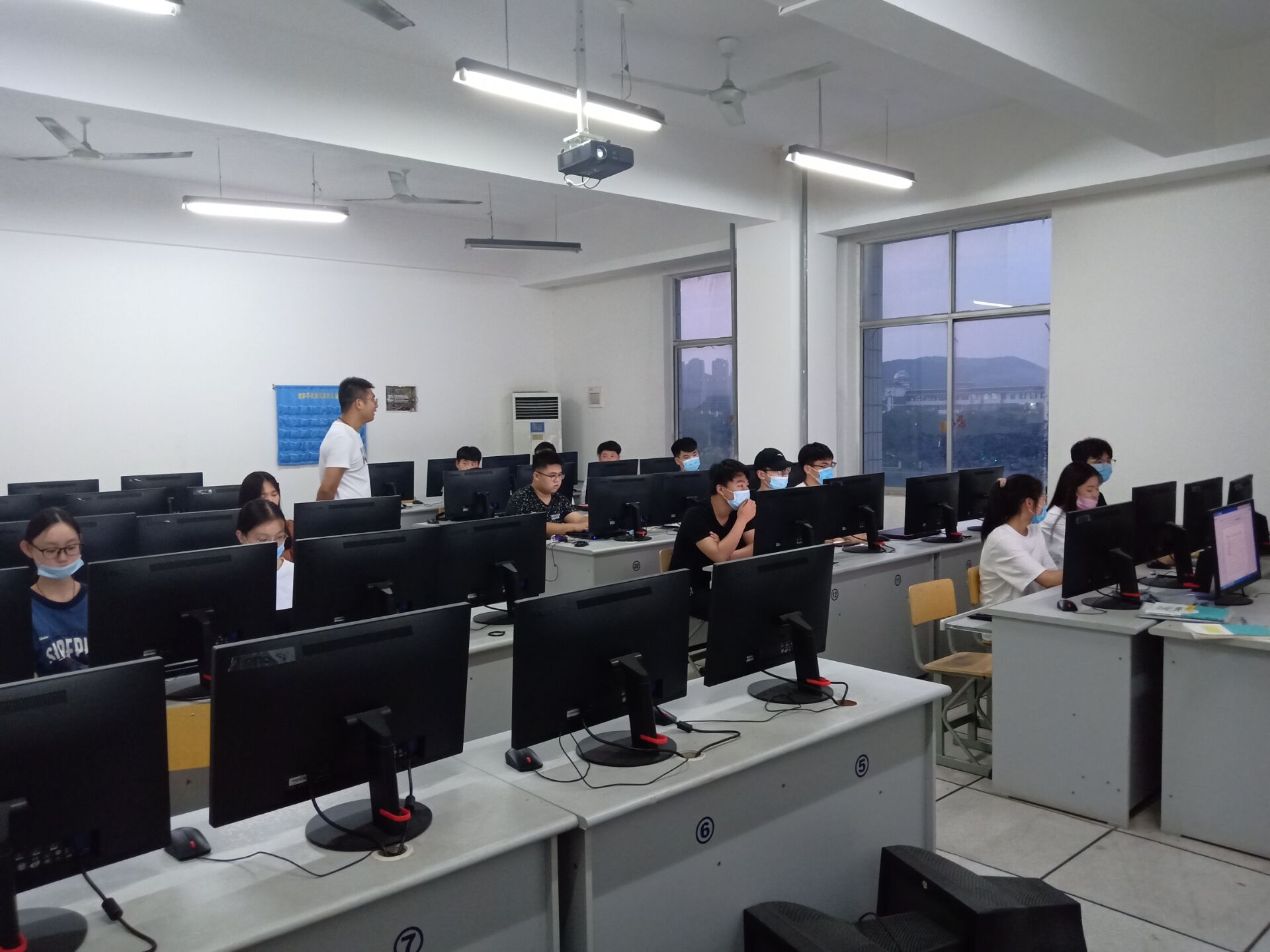 日出水了啊快点使劲动态图