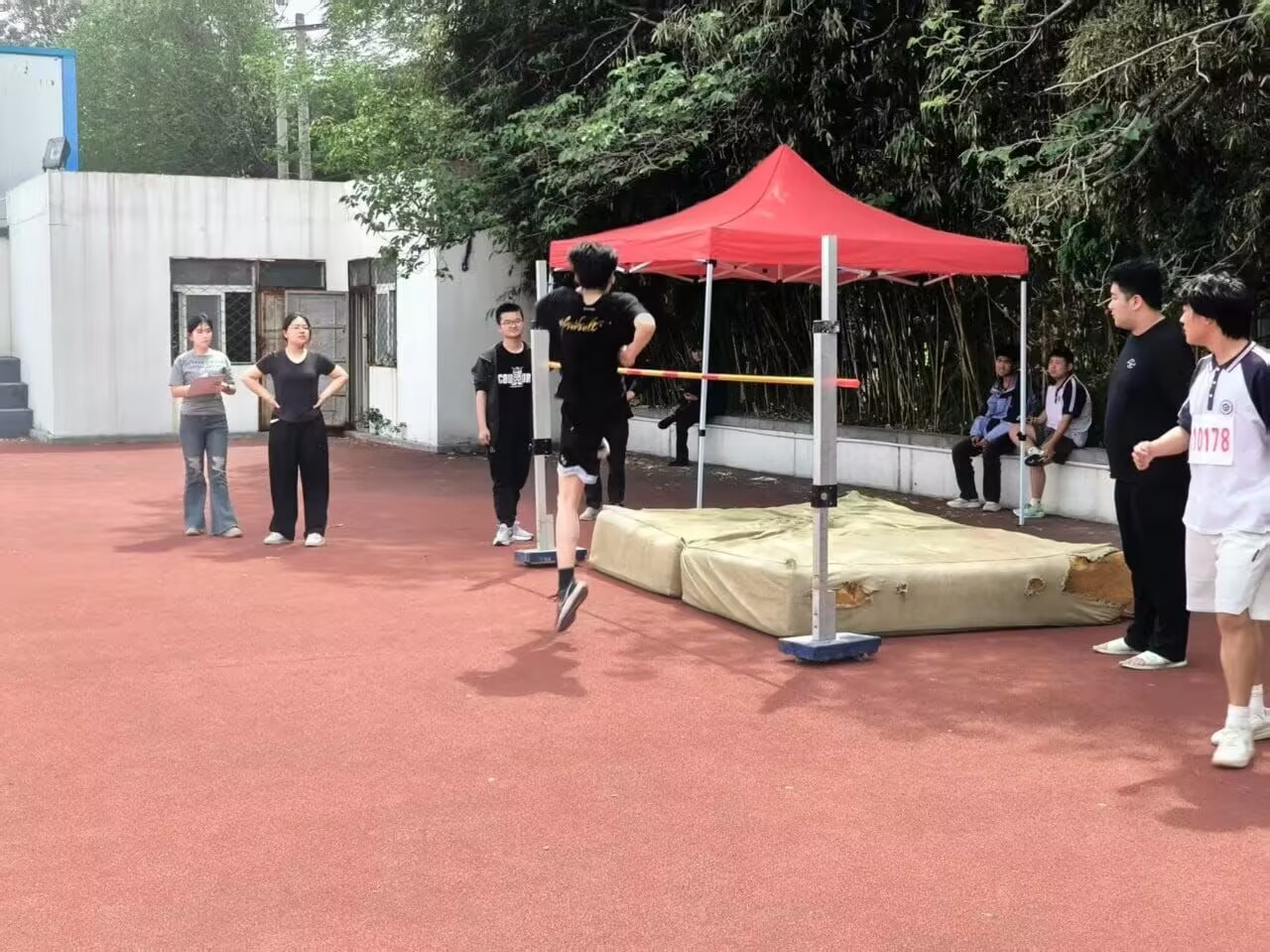 日出水了啊快点使劲动态图