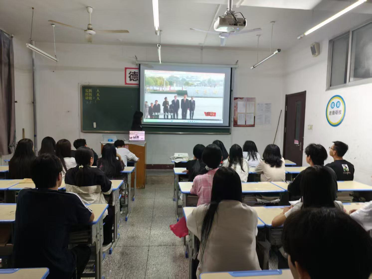 日出水了啊快点使劲动态图