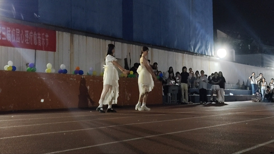 日出水了啊快点使劲动态图