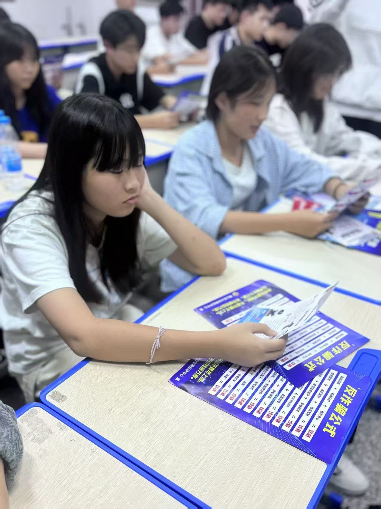 日出水了啊快点使劲动态图