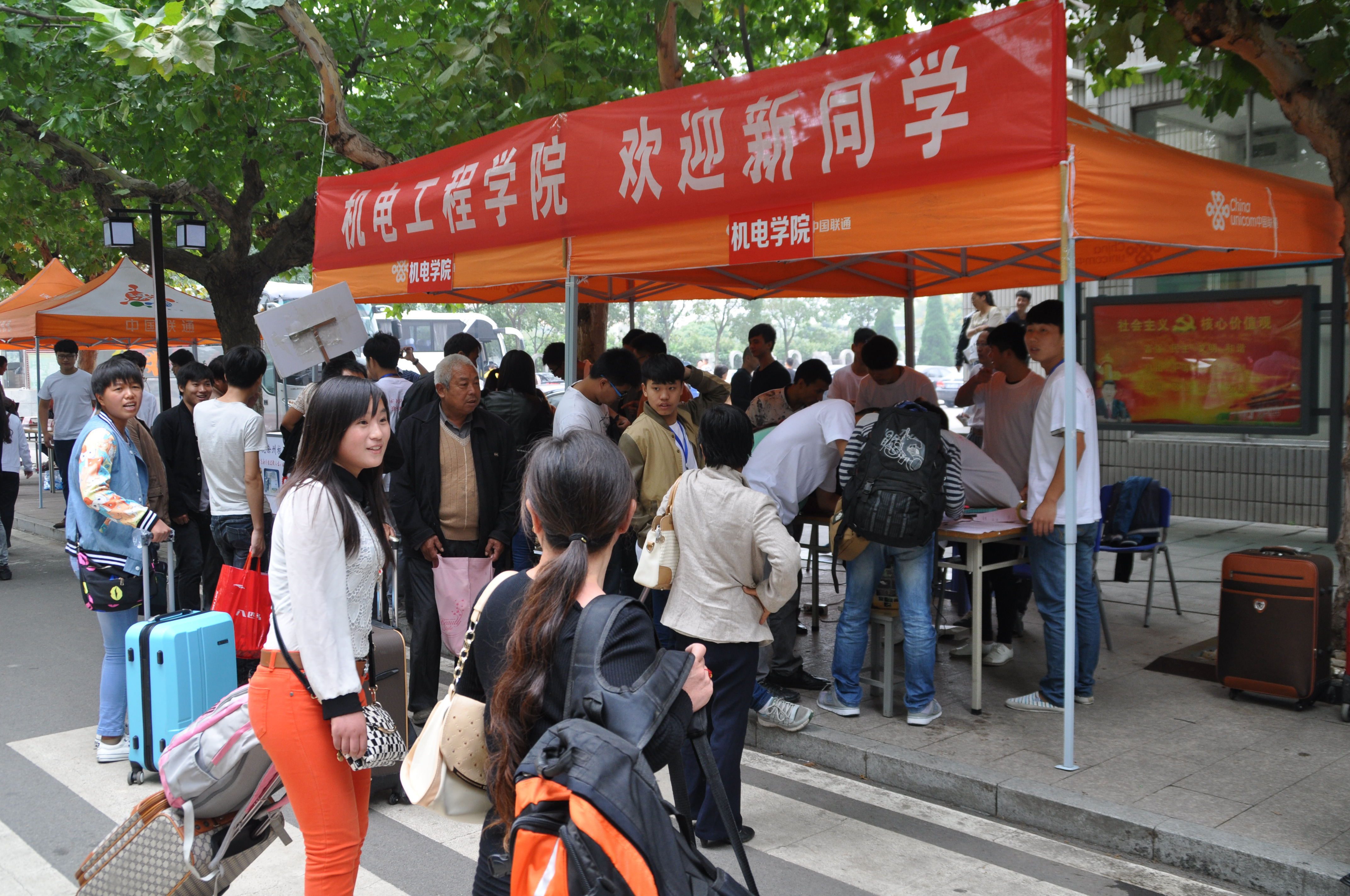 日出水了啊快点使劲动态图