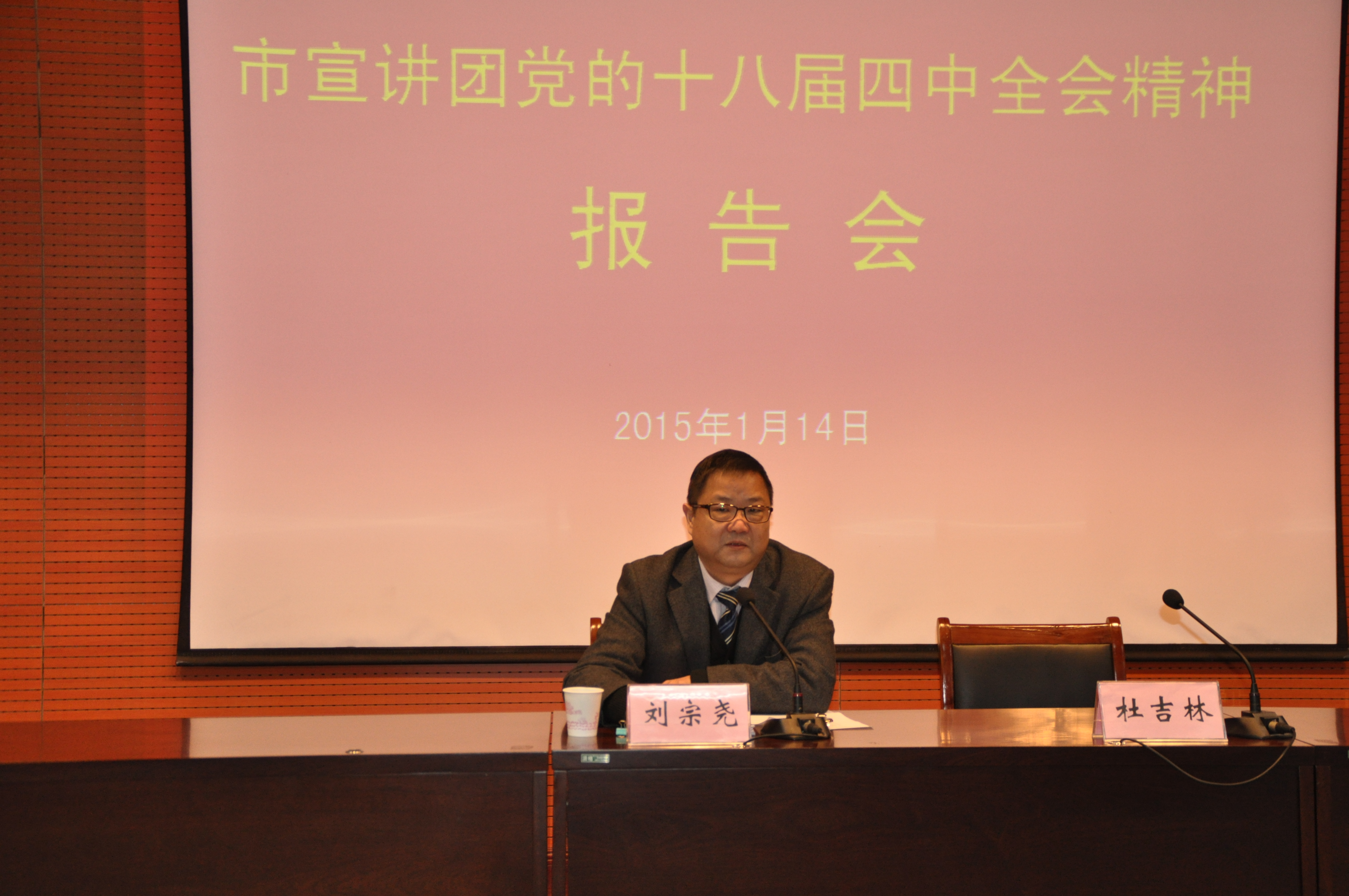 日出水了啊快点使劲动态图