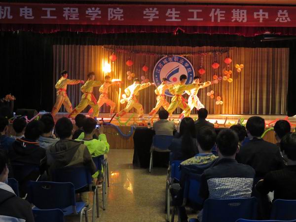 日出水了啊快点使劲动态图