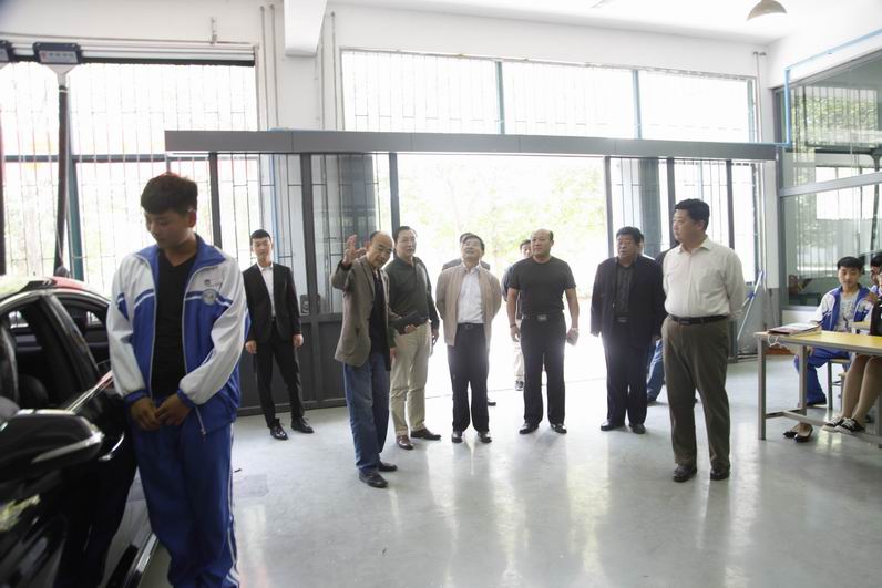 曹主任向视导组介绍情况