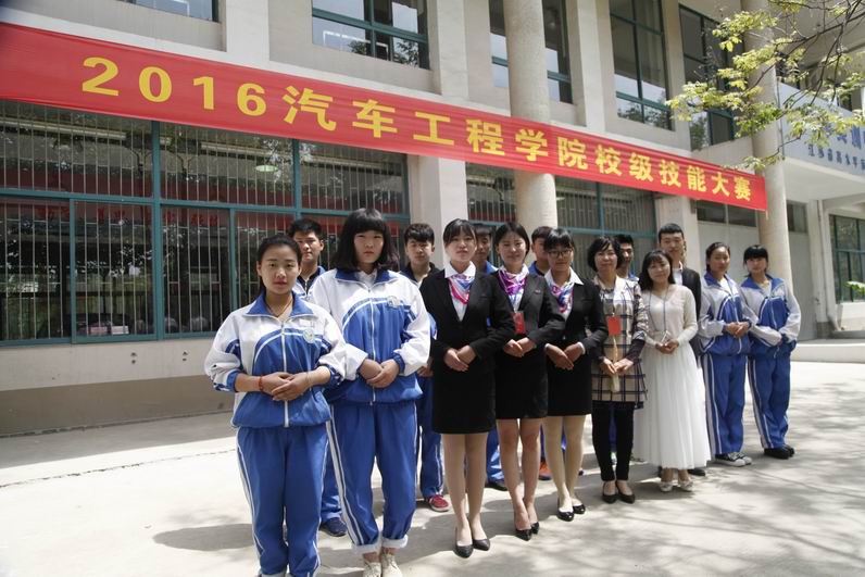 部分参赛师生合影