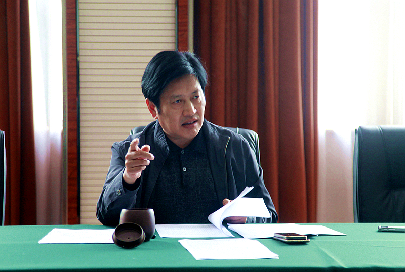 杜吉林主持会议