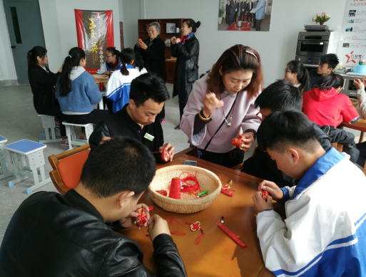 学习民间艺术，体验香包制作           &mdash;非物质文化遗产进校园