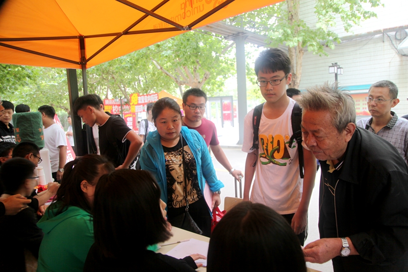 日出水了啊快点使劲动态图