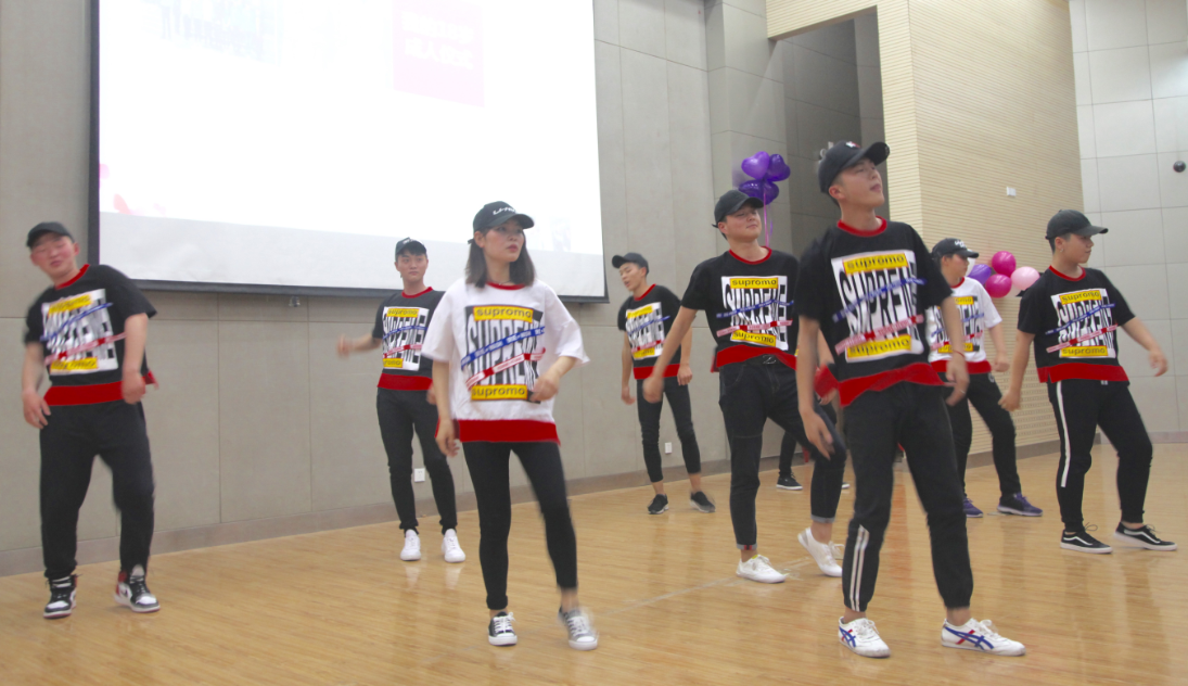 日出水了啊快点使劲动态图