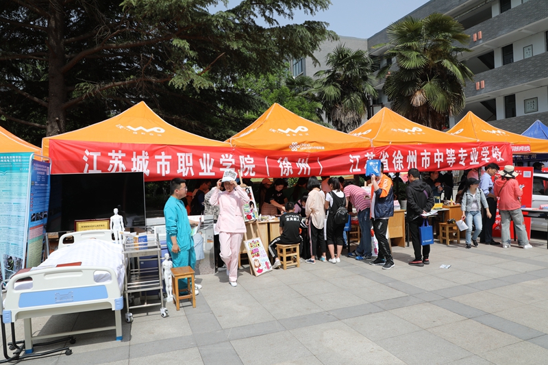 日出水了啊快点使劲动态图