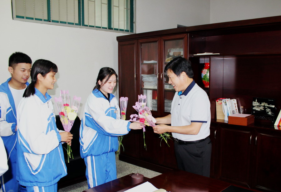 日出水了啊快点使劲动态图