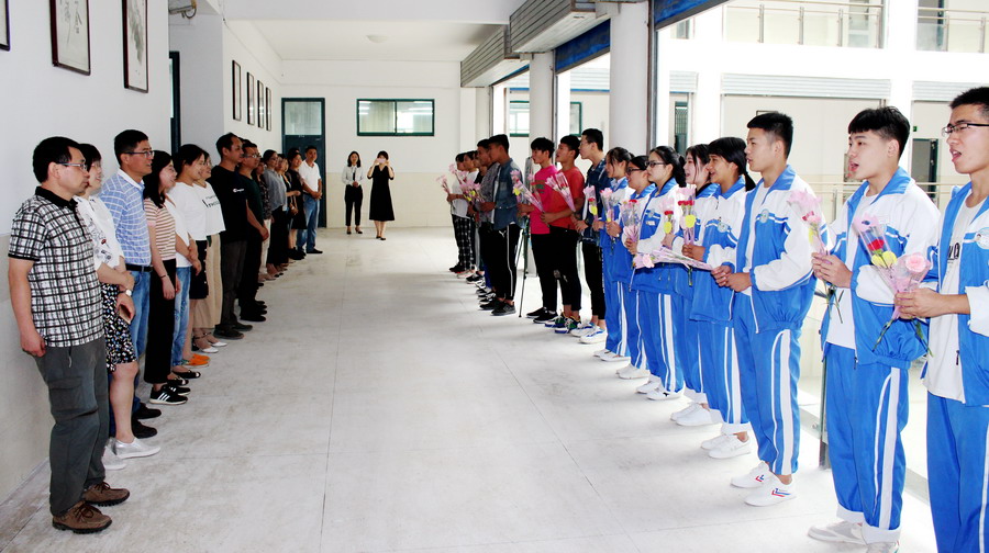 日出水了啊快点使劲动态图