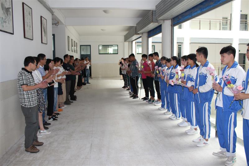 日出水了啊快点使劲动态图