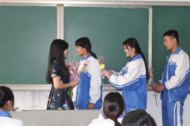 日出水了啊快点使劲动态图