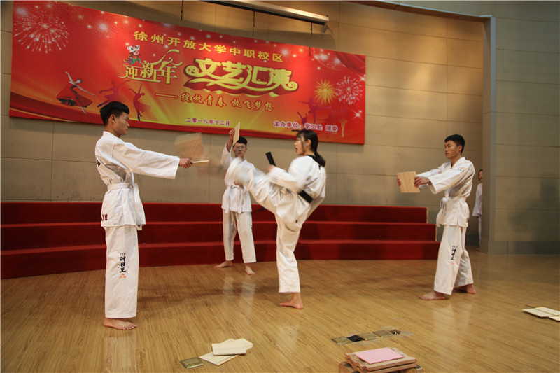 日出水了啊快点使劲动态图