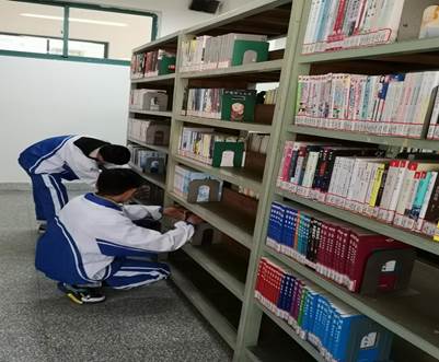 图书馆内的志愿者风采