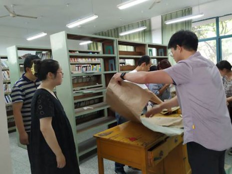 校图书馆做好搬家前的准备工作