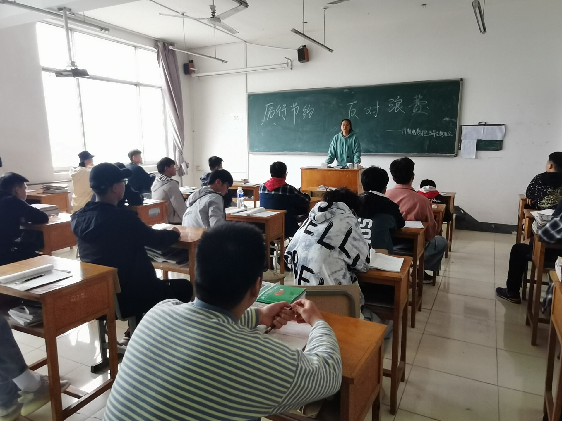 日出水了啊快点使劲动态图