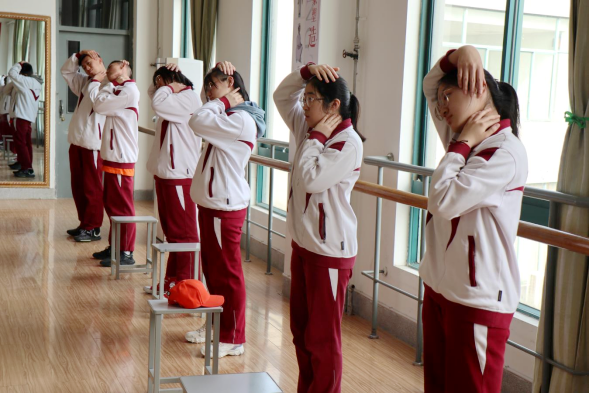 日出水了啊快点使劲动态图