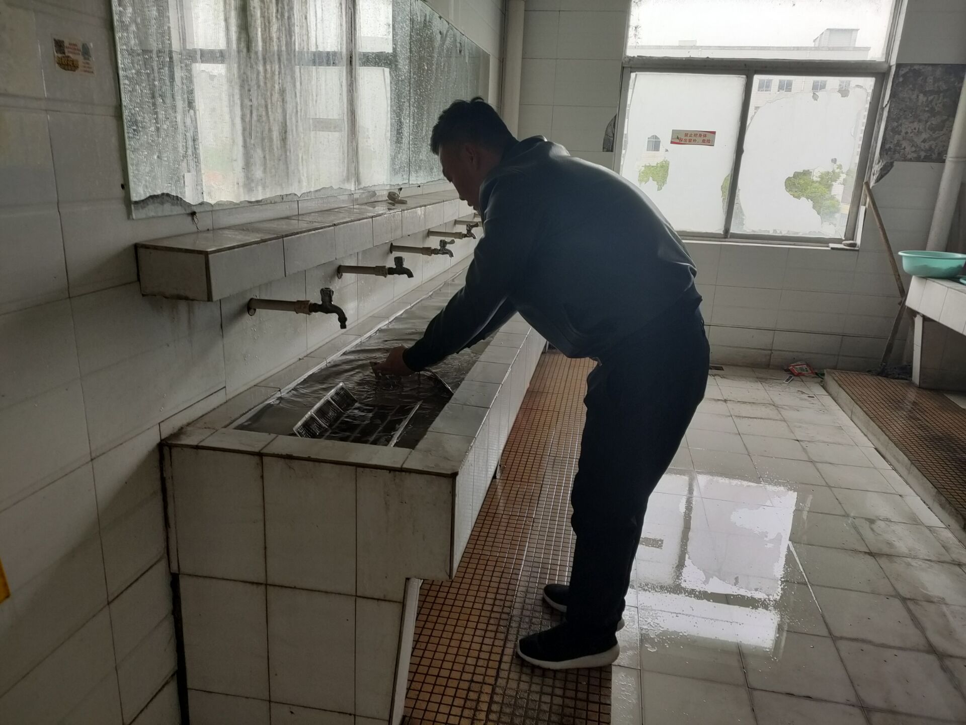 日出水了啊快点使劲动态图