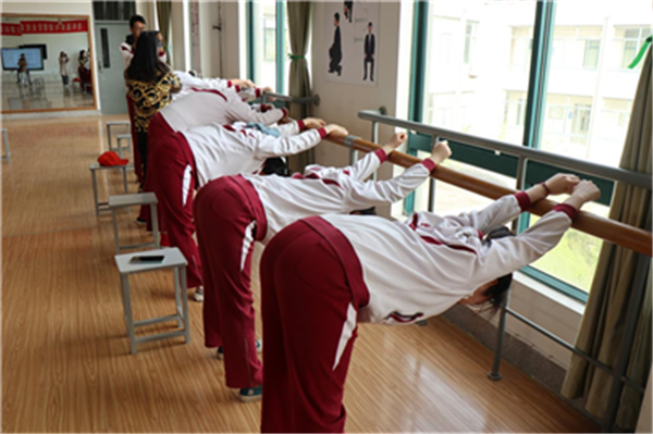 日出水了啊快点使劲动态图