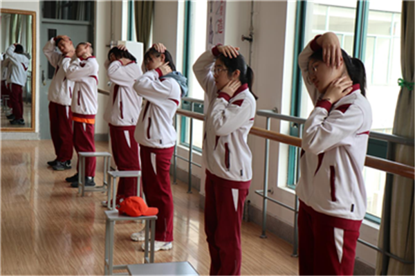 日出水了啊快点使劲动态图