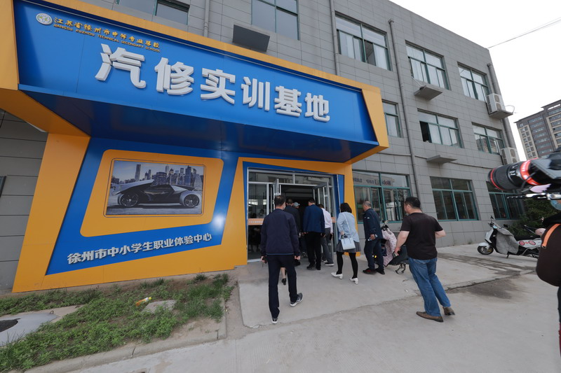 日出水了啊快点使劲动态图