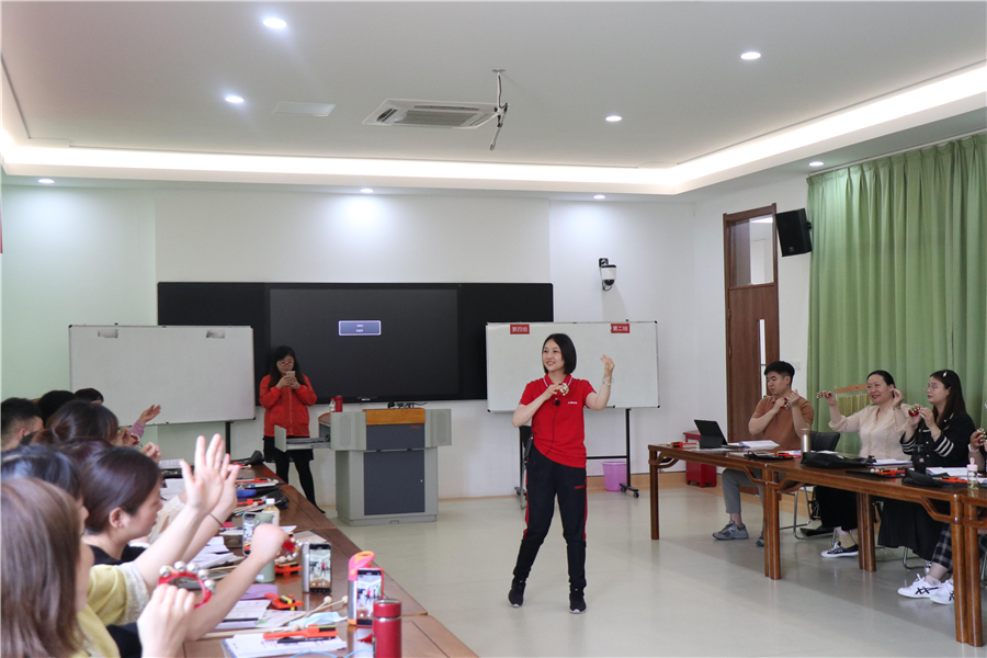 日出水了啊快点使劲动态图