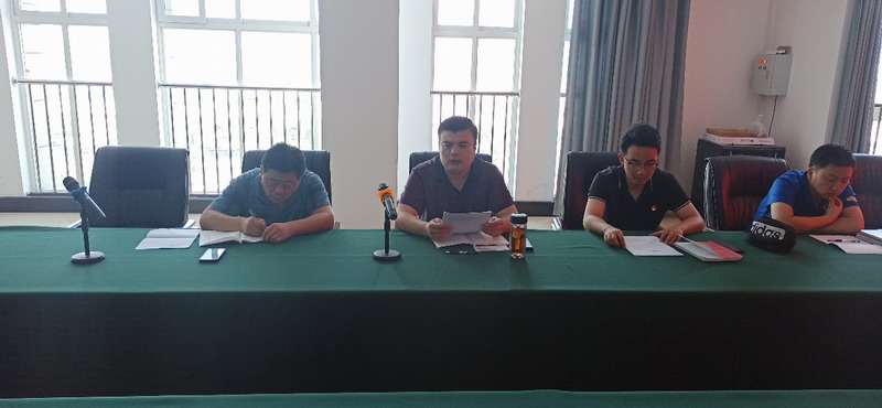 汽车工程学院党支部闫军书记主持会议