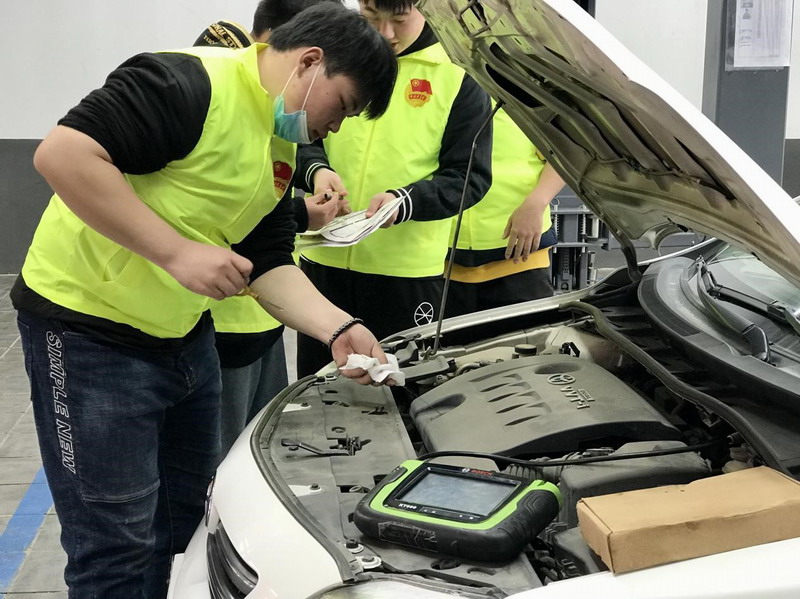 汽车学院志愿者积极开展“免费检测,为2021保驾护航”志愿服务