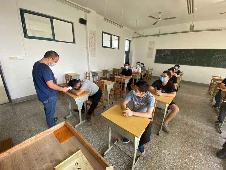 日出水了啊快点使劲动态图