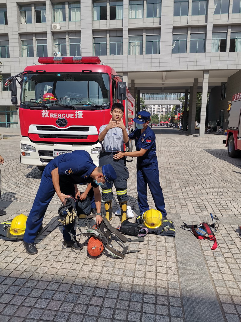 日出水了啊快点使劲动态图