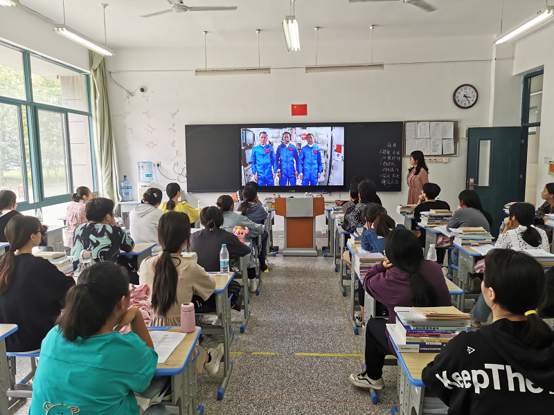 日出水了啊快点使劲动态图