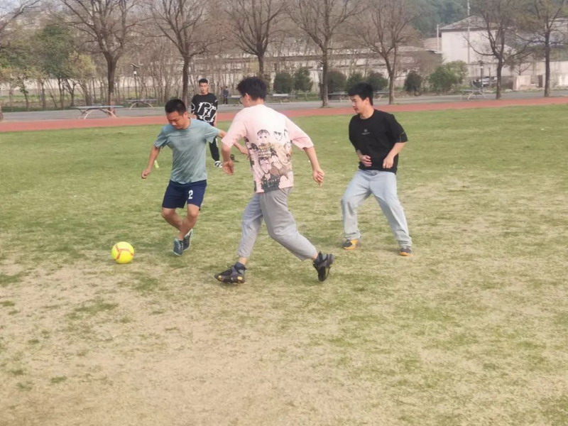 马威老师带学生踢足球