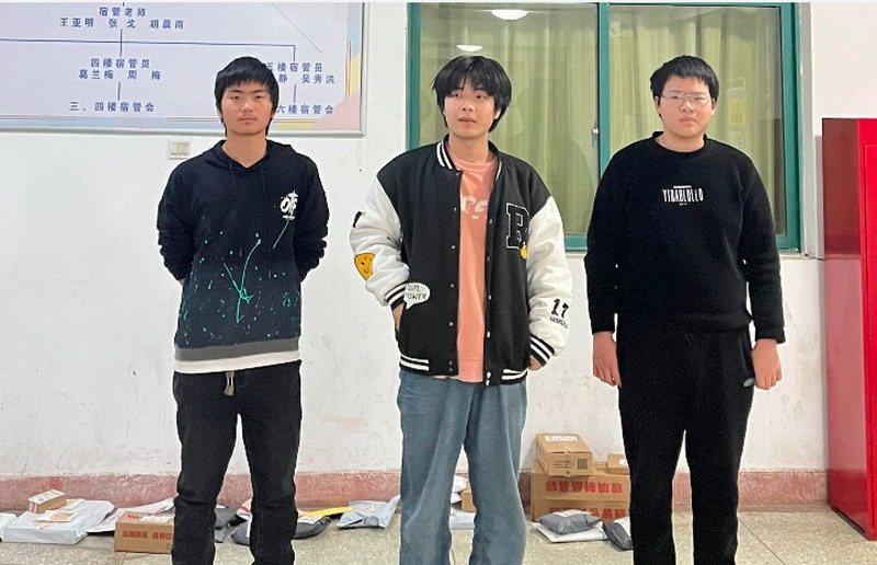 汽车学生帮助留校学生发快递