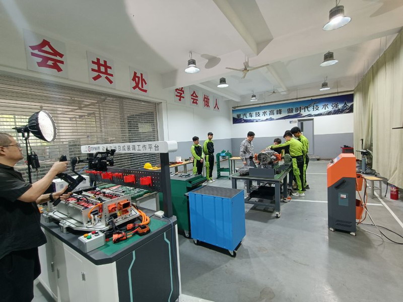 日出水了啊快点使劲动态图