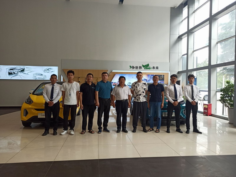 在徐州凯翼4S店合影