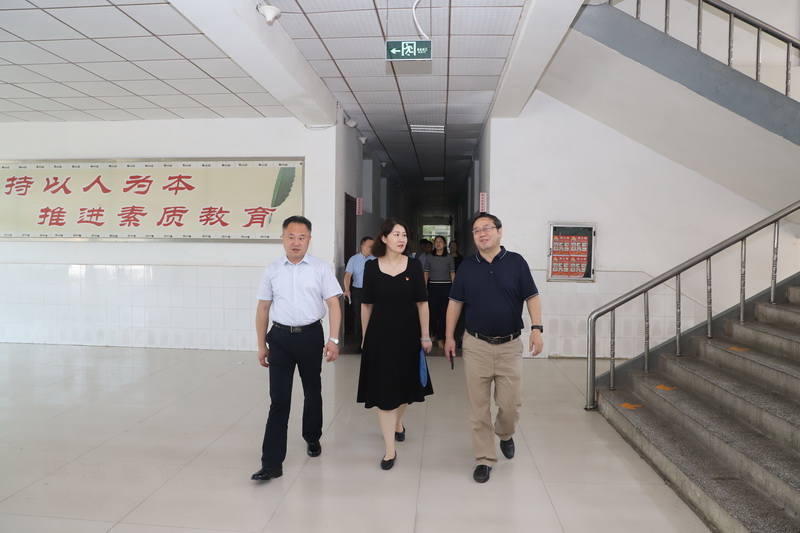 校领导检查新学期线下授课情况