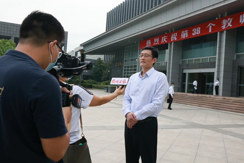 日出水了啊快点使劲动态图