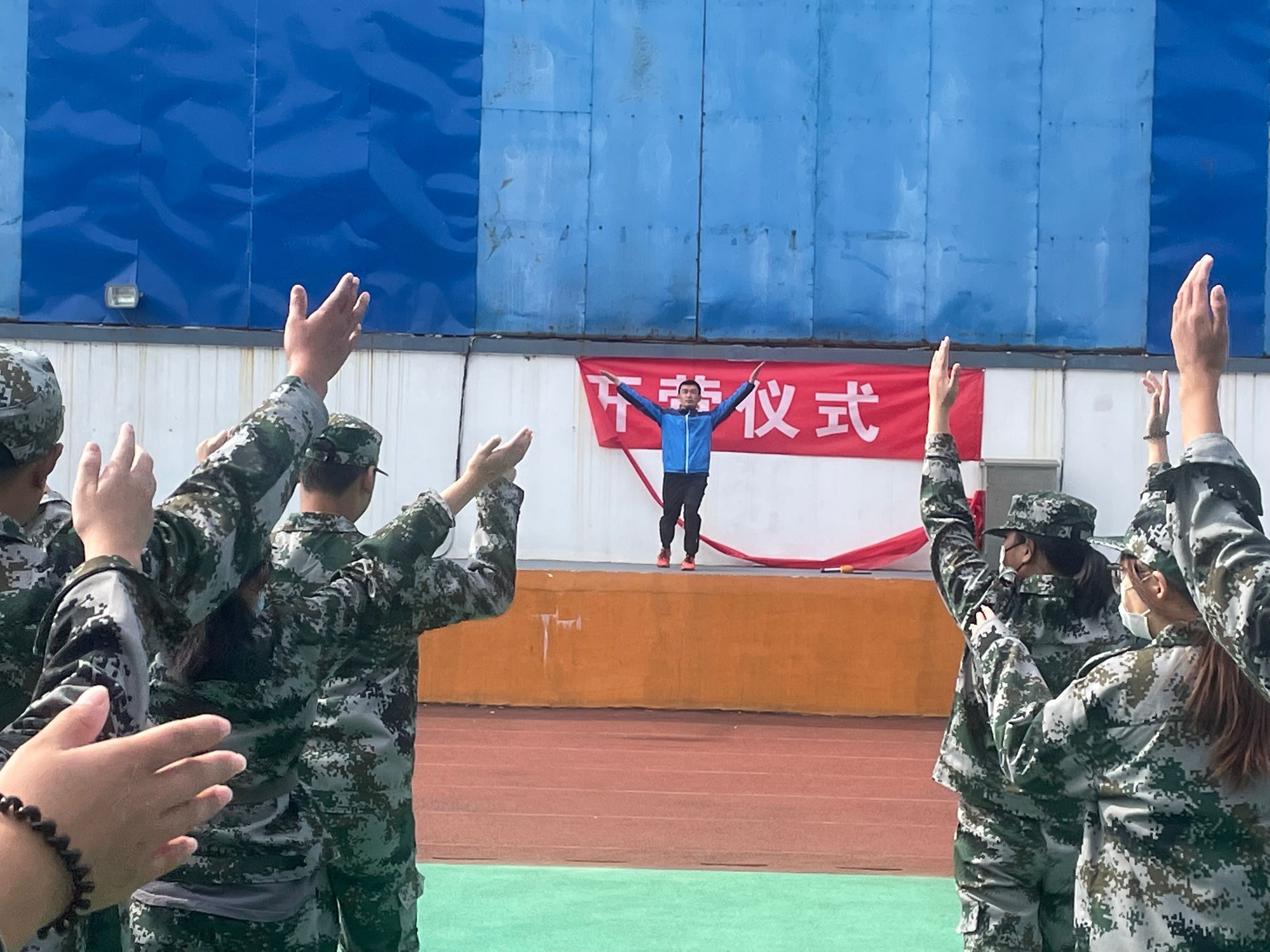 日出水了啊快点使劲动态图