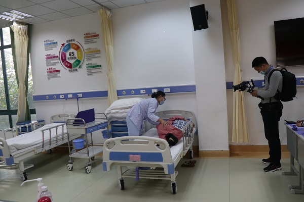 日出水了啊快点使劲动态图