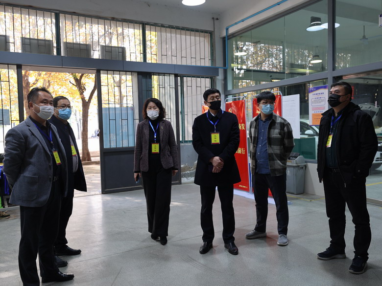 校领导到赛场巡视指导