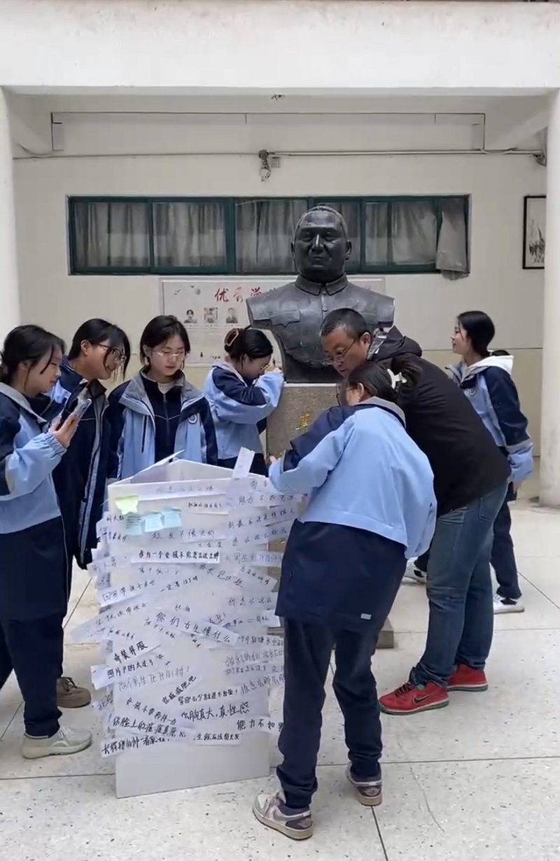 日出水了啊快点使劲动态图