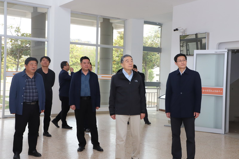 全国政协原副秘书长、民革中央副主席何丕洁来校调研