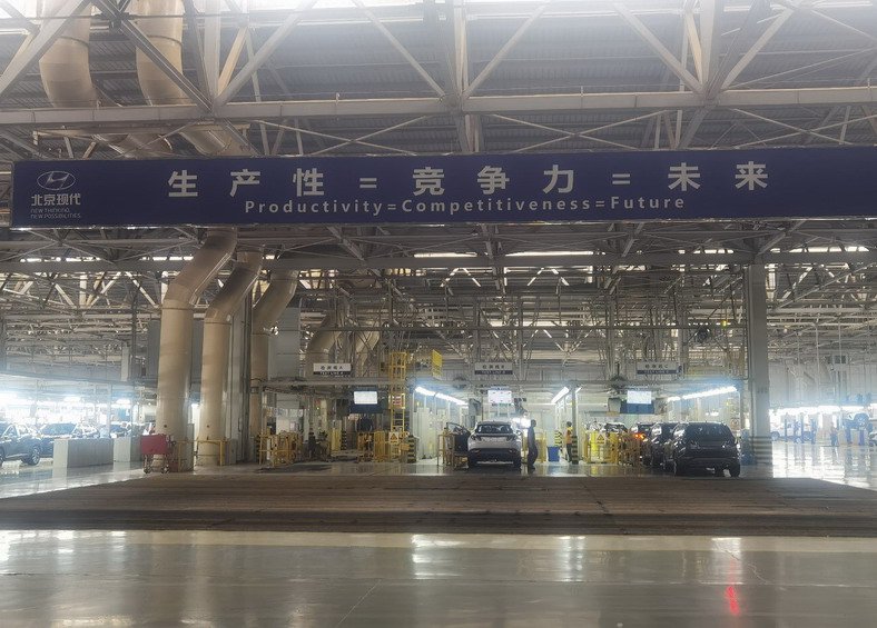 自动化生产线下线汽车进行检测