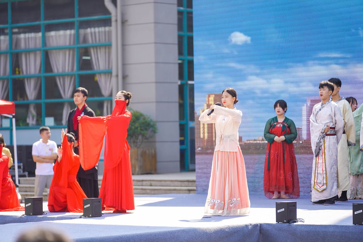 日出水了啊快点使劲动态图