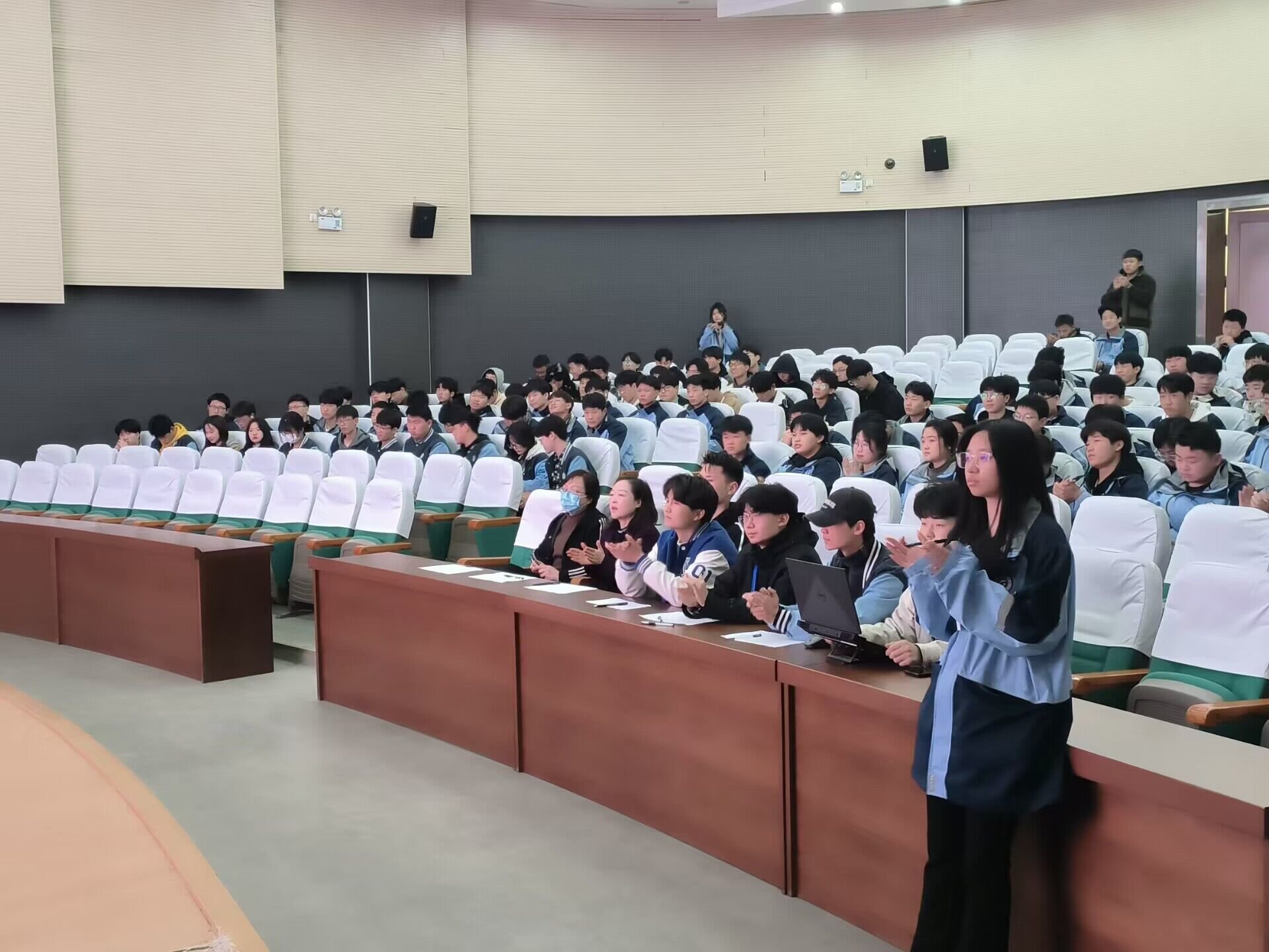 日出水了啊快点使劲动态图