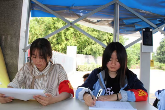 日出水了啊快点使劲动态图